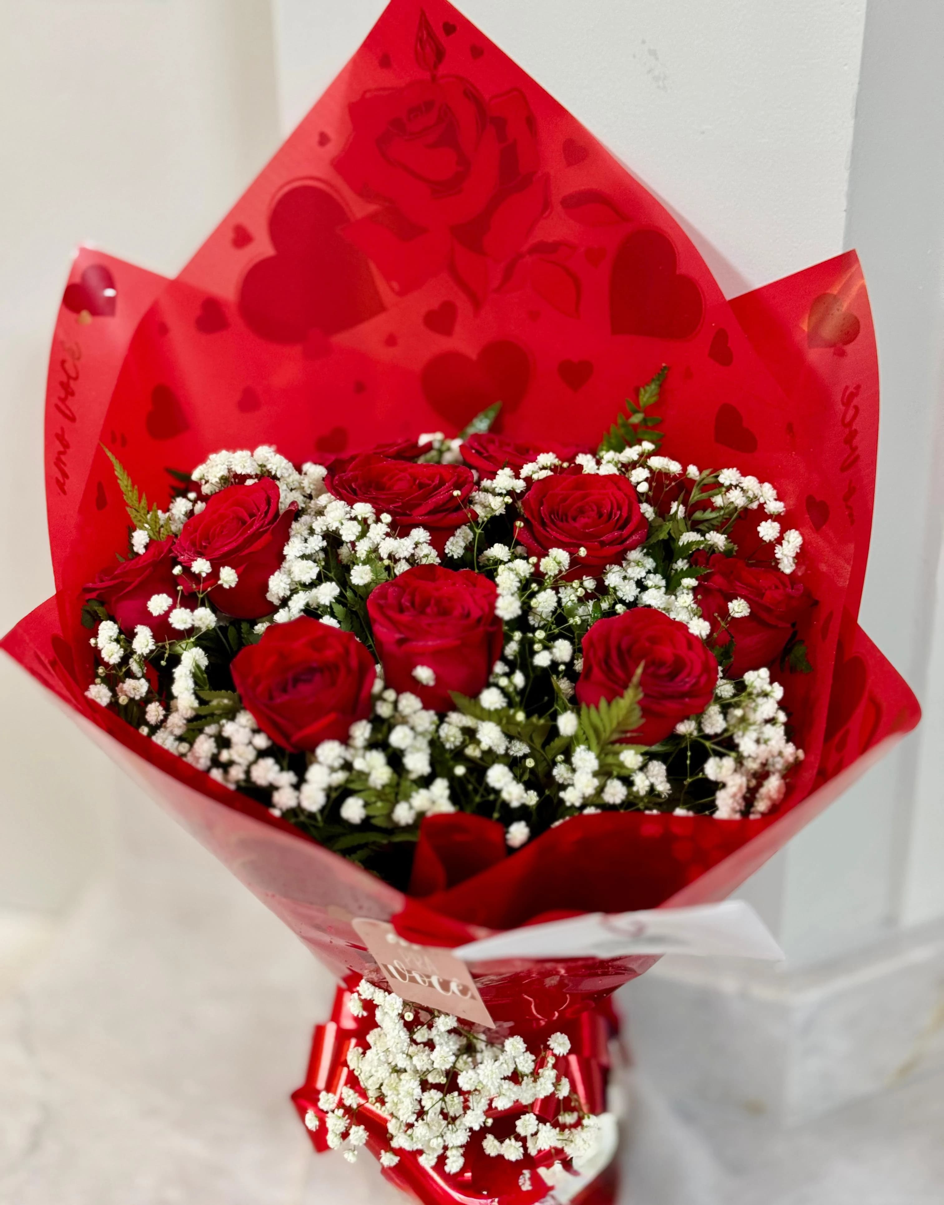 Fundo floral com pétalas de rosas