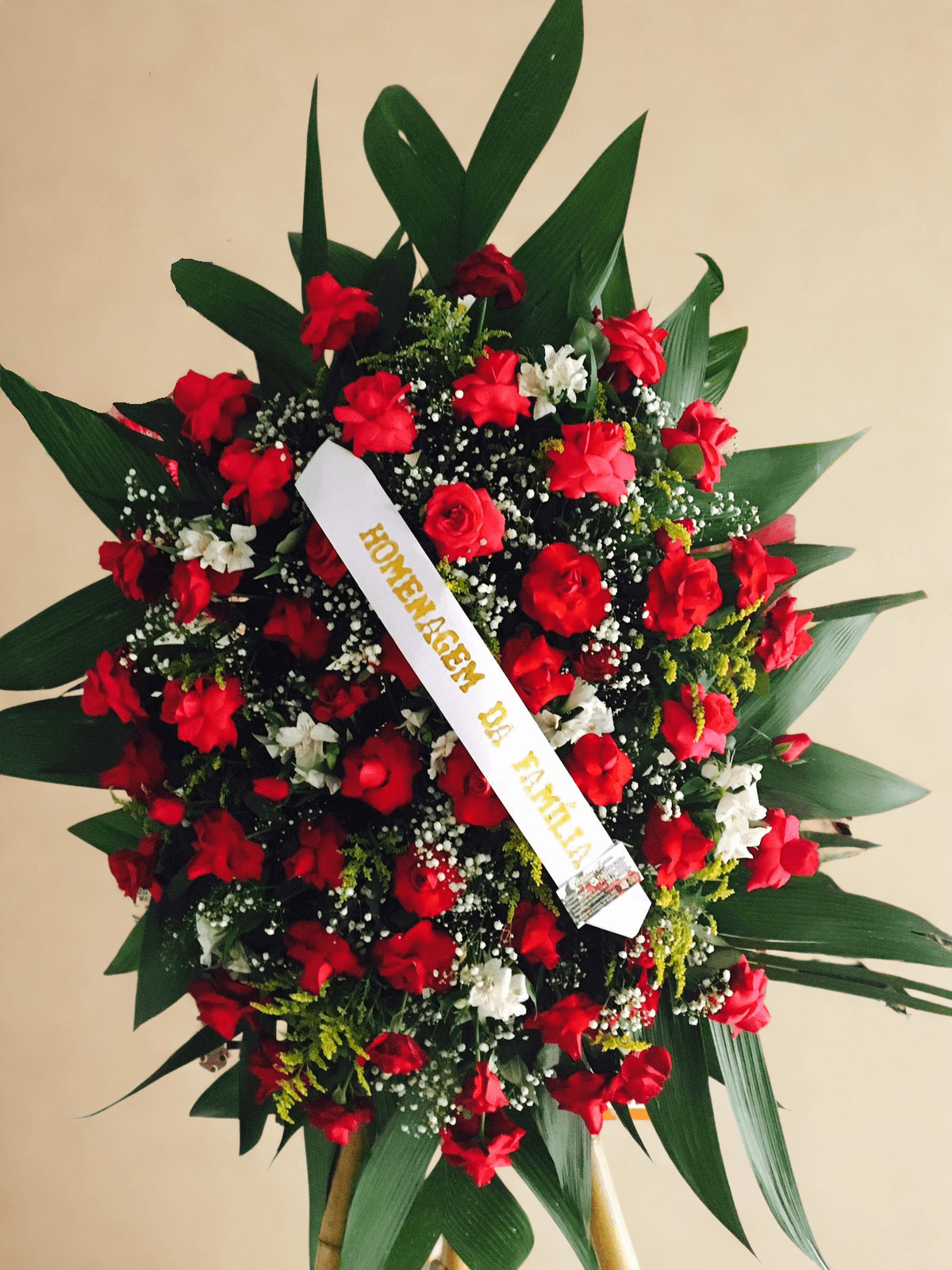 Profissional preparando uma coroa de flores